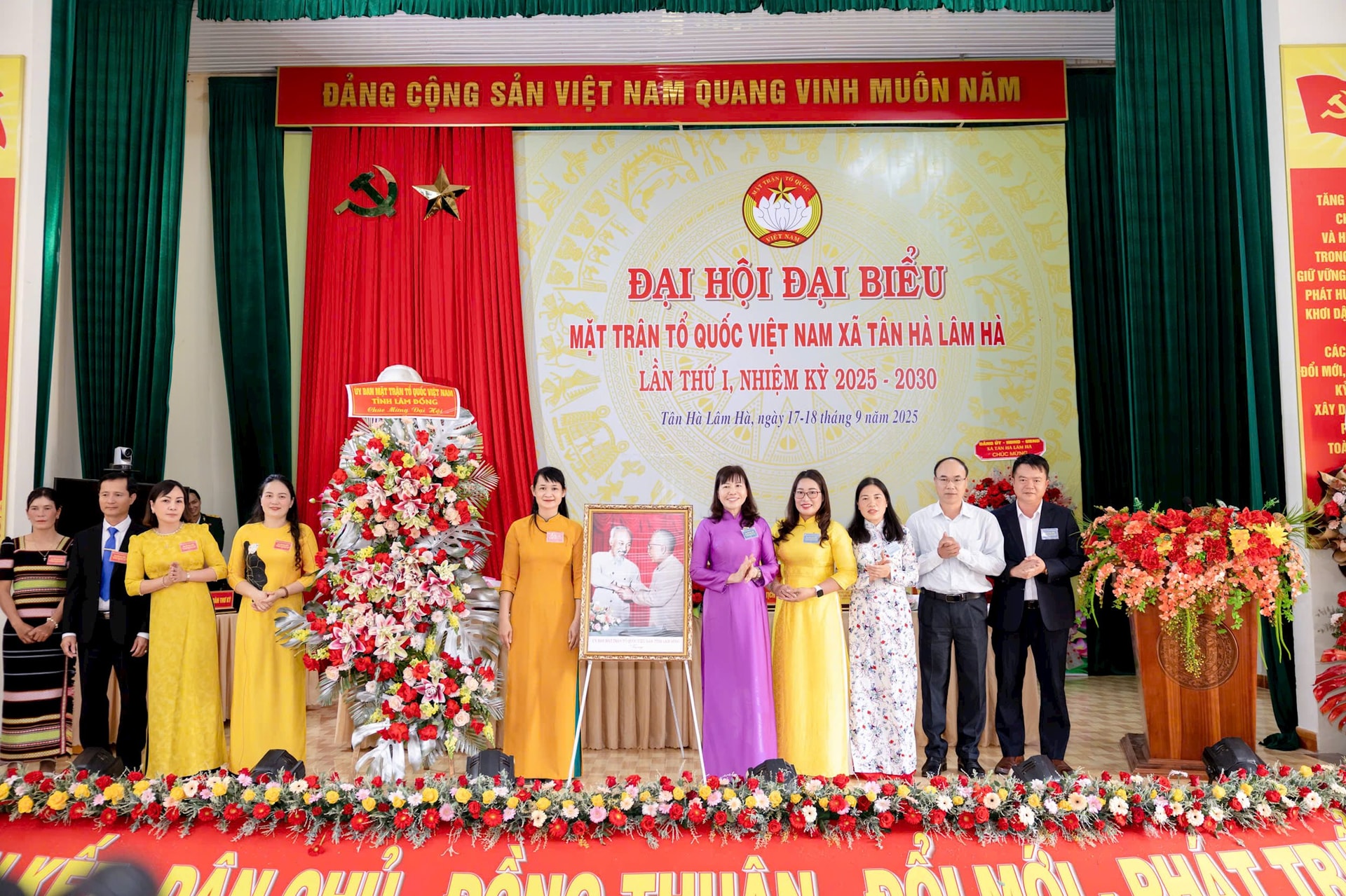 គណៈកម្មាធិការរណសិរ្សមាតុភូមិវៀតណាមនៃខេត្ត បានបង្ហាញរូបភាពពូហូ និងពូថន ដើម្បីអបអរសាទរមហាសន្និបាត។