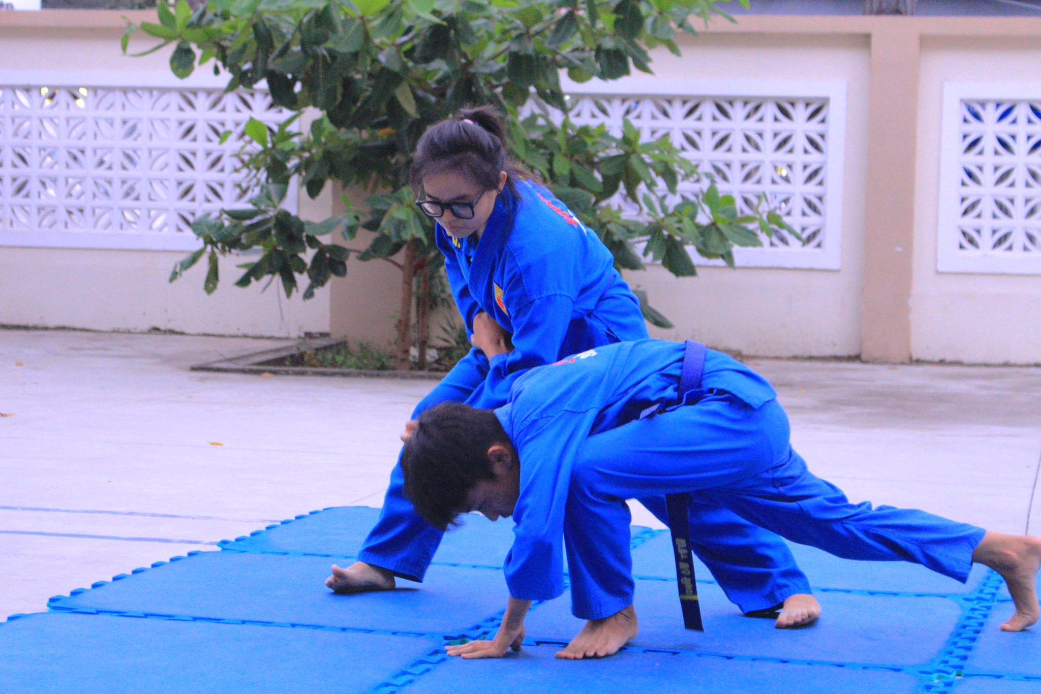 1.Các em đang tập luyện Vovinam