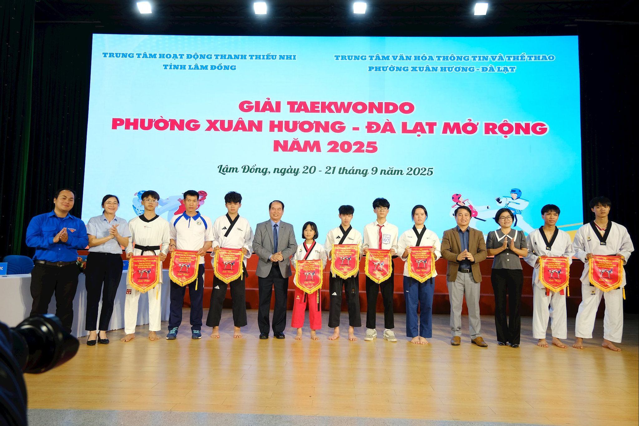 Trao cờ lưu niệm cho các câu lạc bộ