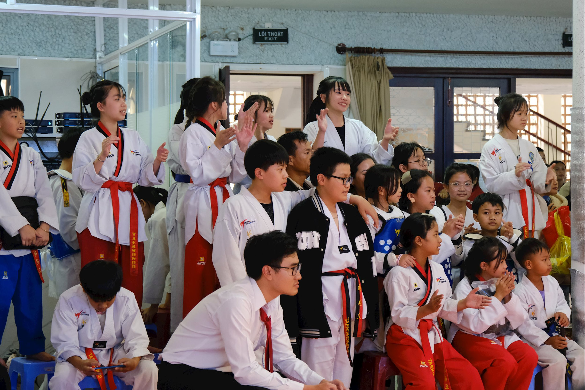 Các cổ động viên cổ vũ nhiệt tình cho các màn thi đấu đặc sắc