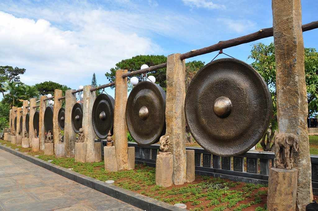 Cồng, chiêng là một loại khí cụ, nhạc cụ lâu đời của Việt Nam, nó có hình dáng tròn, chính giữa có núm (cồng) hoặc không có núm (chiêng) được làm từ đồng thau bằng hình thức đúc hoặc gò đồng.