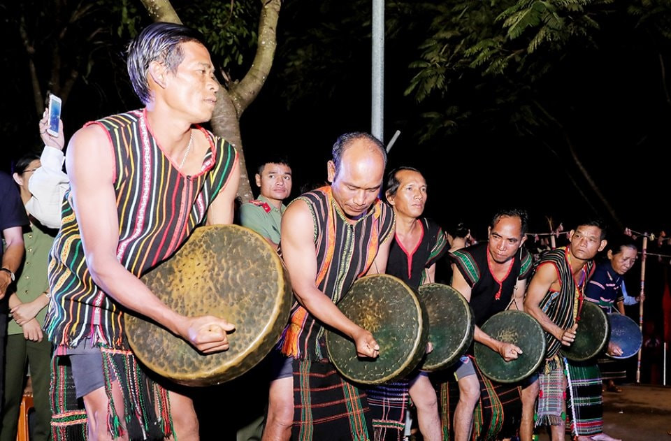 Đồng bào M’nông đánh chiêng