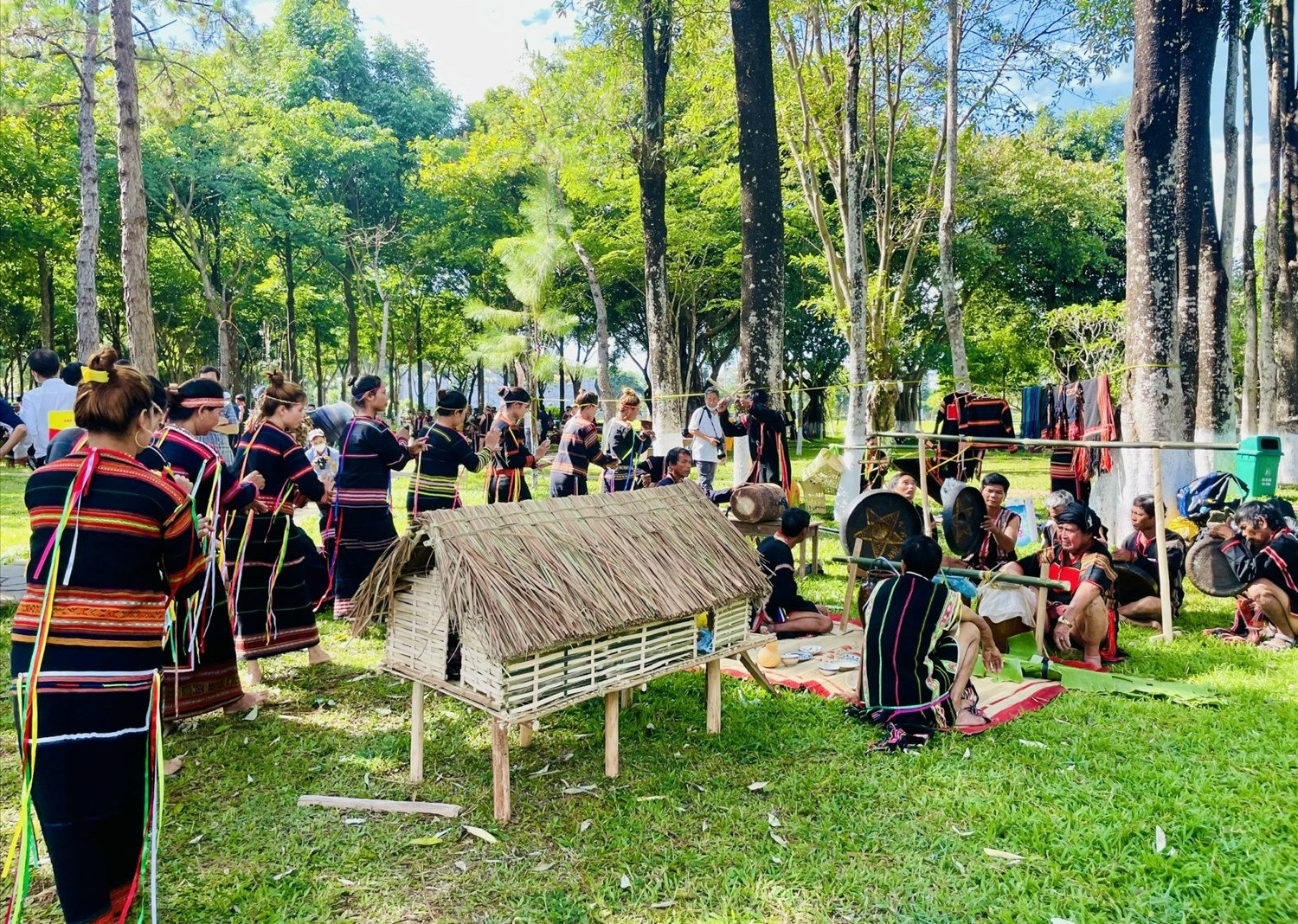 Hiện nay sử thi chỉ được kể trong các dịp lễ hội (Trong ảnh Lễ cúng nhà mới của đồng bào Gia Rai, huyện Krông Pa, tỉnh Gia Lai)