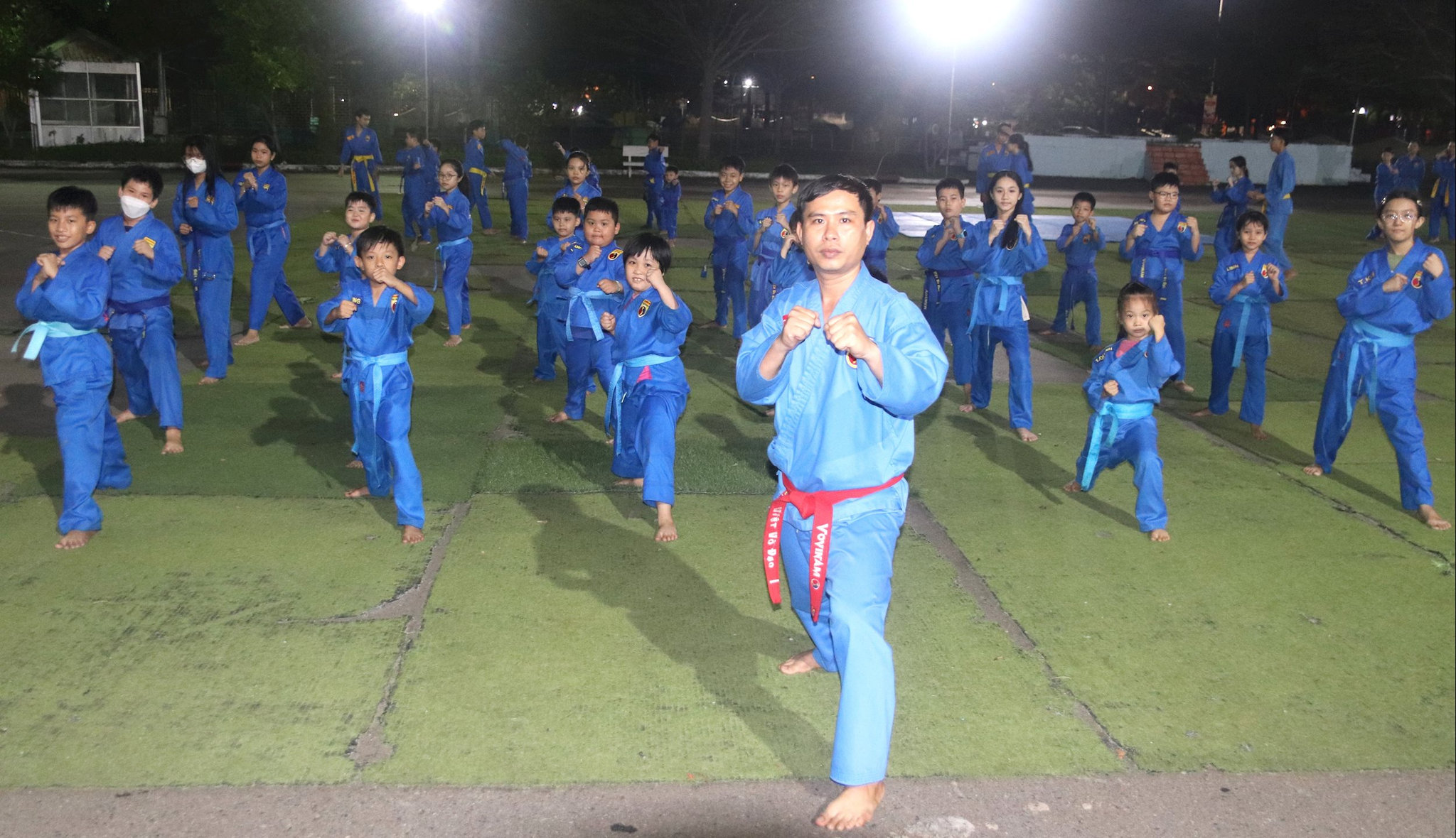 Lớp võ Vovinam Việt võ đạo do thầy Huỳnh Quốc Tịnh hướng dẫn tại Nhà thiếu nhi Bình Thuận