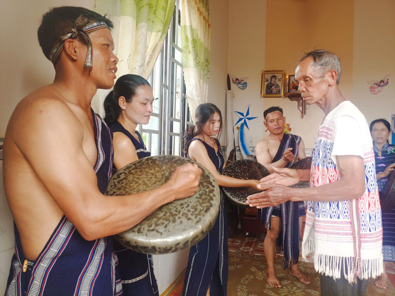 Nghệ nhân K’Tiếu truyền dạy tận tình các điệu thức cồng chiêng cho thanh niên K’Ho