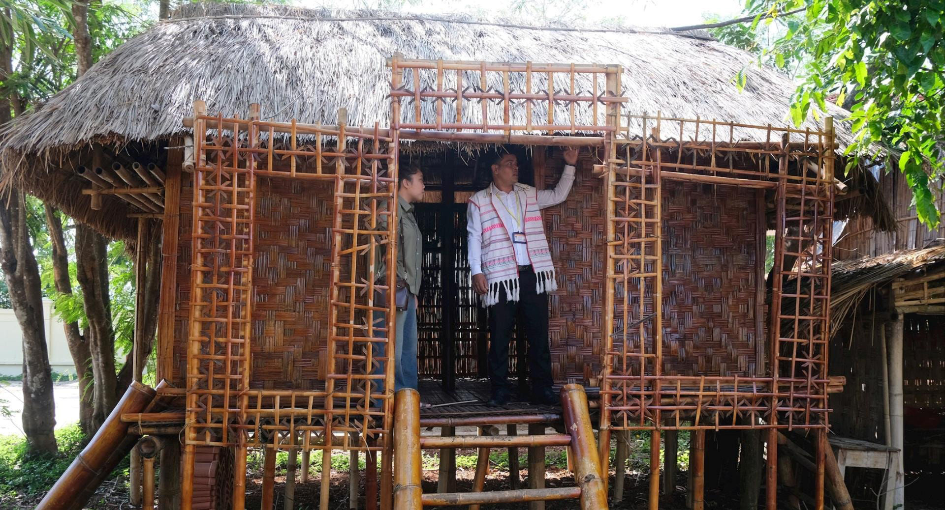 Ngôi nhà truyền thống của người Mạ được dựng lại trong khuôn viên nhà triển lãm