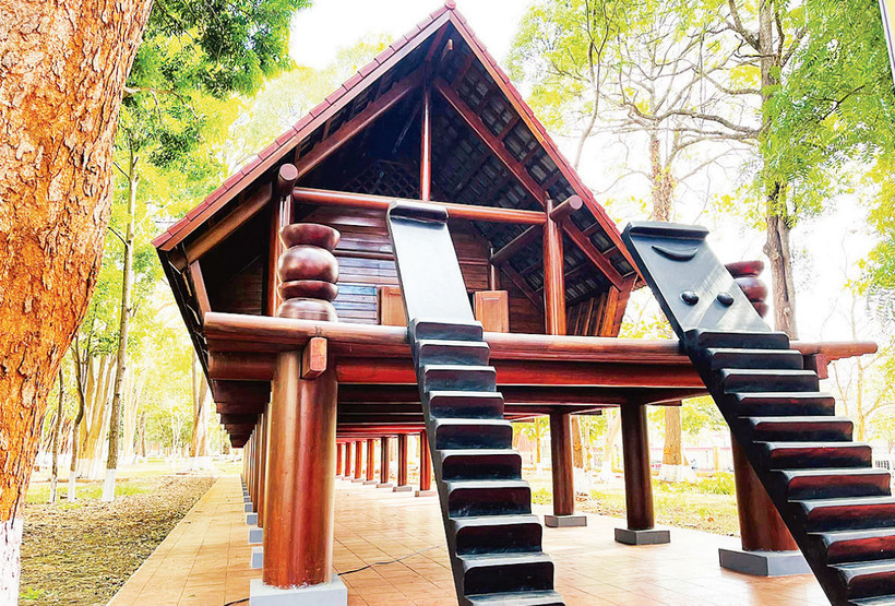 Nhà dài truyền thống người Ê Đê được tỉnh Đắk Lắk đầu tư xây dựng nhằm bảo tồn văn hóa truyền thống dân tộc trong khuôn viên di tích Biệt điện Bảo Đại, phường Tân Tiến, thành phố Buôn Nguyễn Công Lý