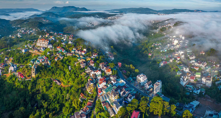 Phố bên đồi. (Ảnh Nguyễn Tất Thắng)