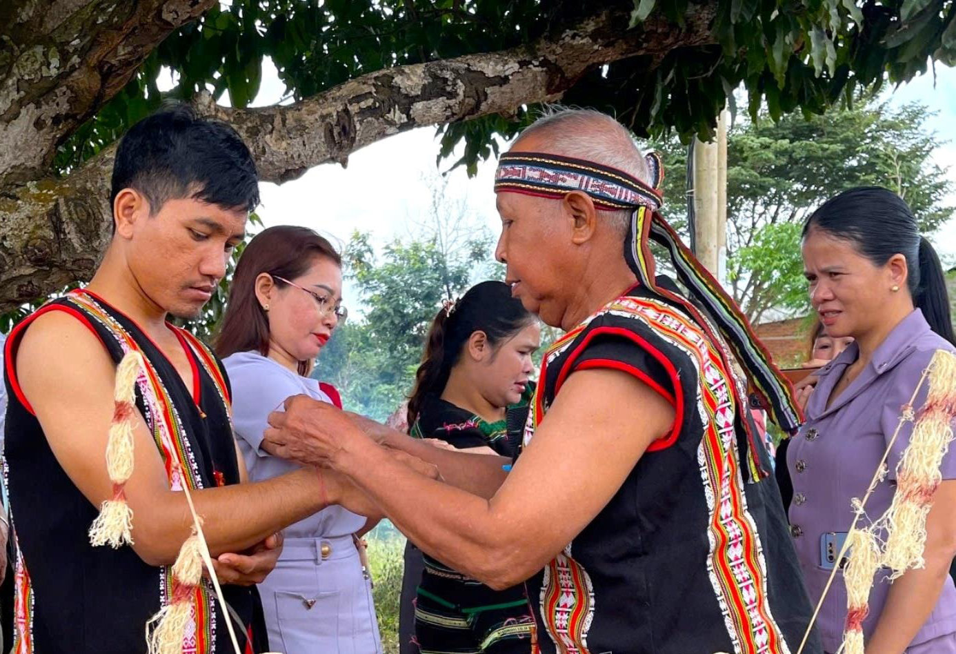 Sau khi hoàn thành phần lễ, già làng trao vòng sức khỏe cho người dân tham dự lễ cúng