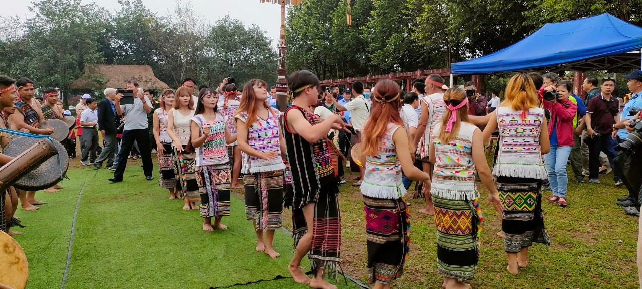 Trang phục truyền thống từ chất liệu thổ cẩm của người Mạ (Bảo Lâm) khoe sắc tại Ngày hội Văn hóa các dân tộc Việt Nam