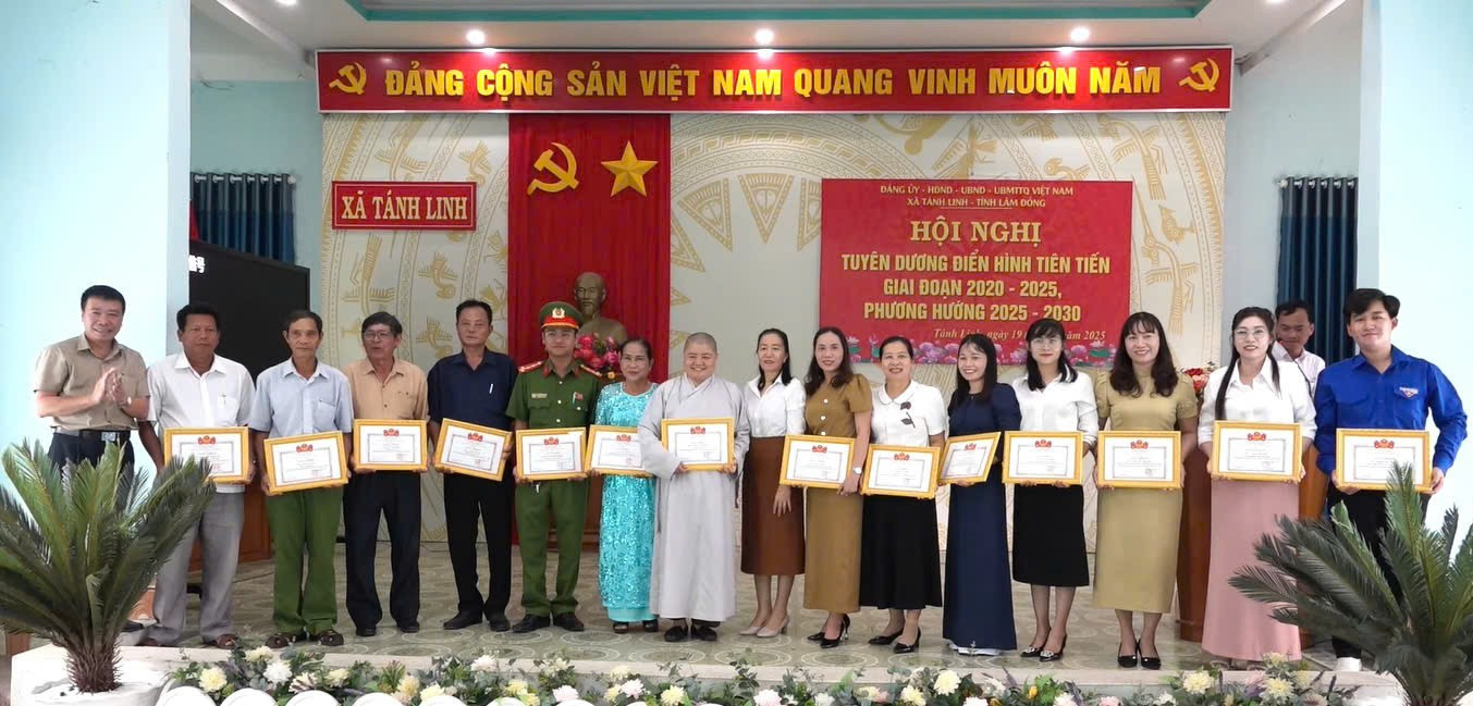UBND xã Tánh Linh tặng giấy khen cho các tập thể, cá nhân