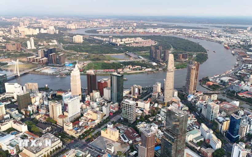 Khu trung tâm Thành phố Hồ Chí Minh phát triển hiện đại bên sông Sài Gòn. (Ảnh: Hồng Đạt/TTXVN)