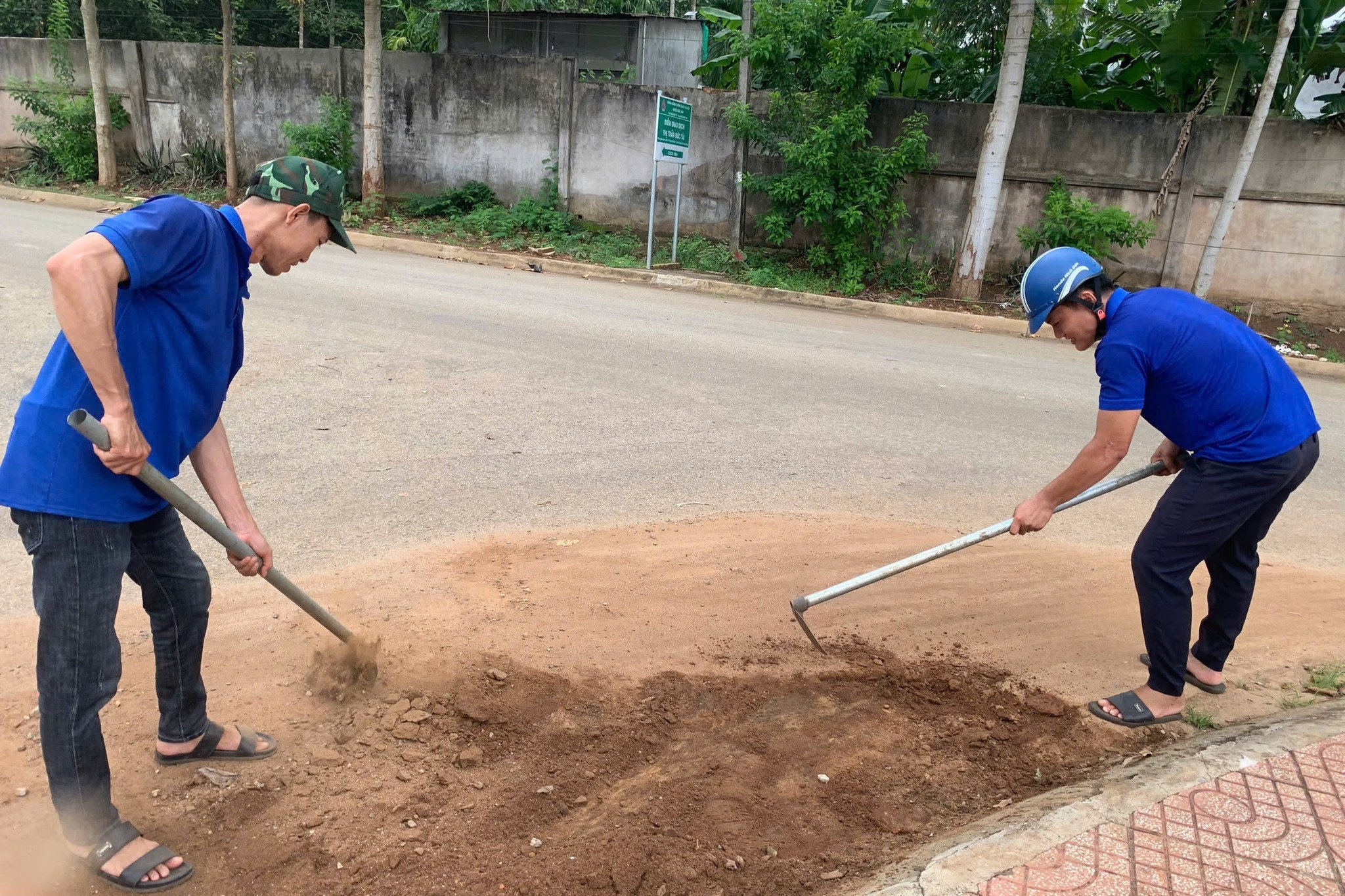 Tuổi trẻ Hoài Đức tiến hành nạo vét cát, đất đọng lại do mưa trên các tuyến đường