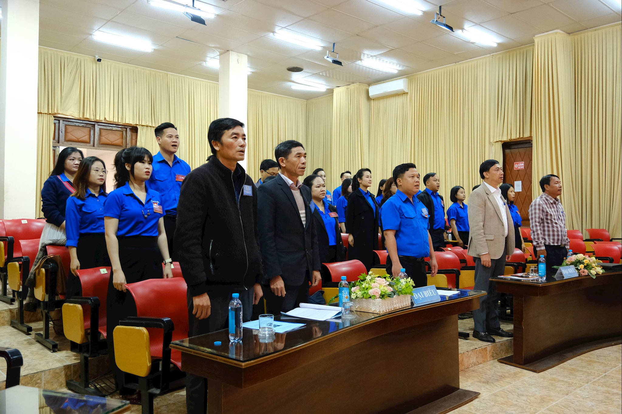 Các đại biểu thực hiện nghi thức chào cờ