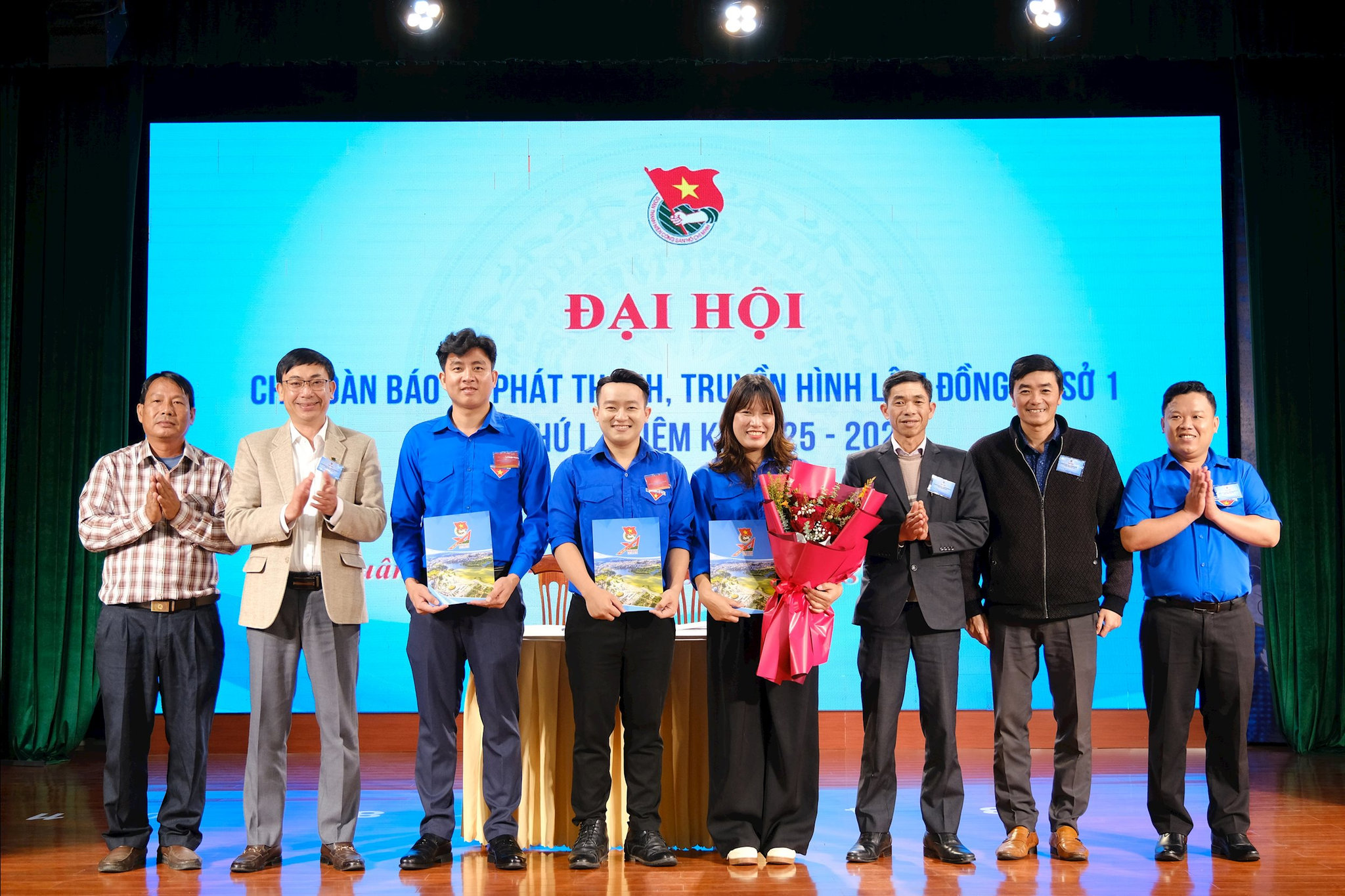 Các đại biểu chụp hình lưu niệm với Ban chấp hành 