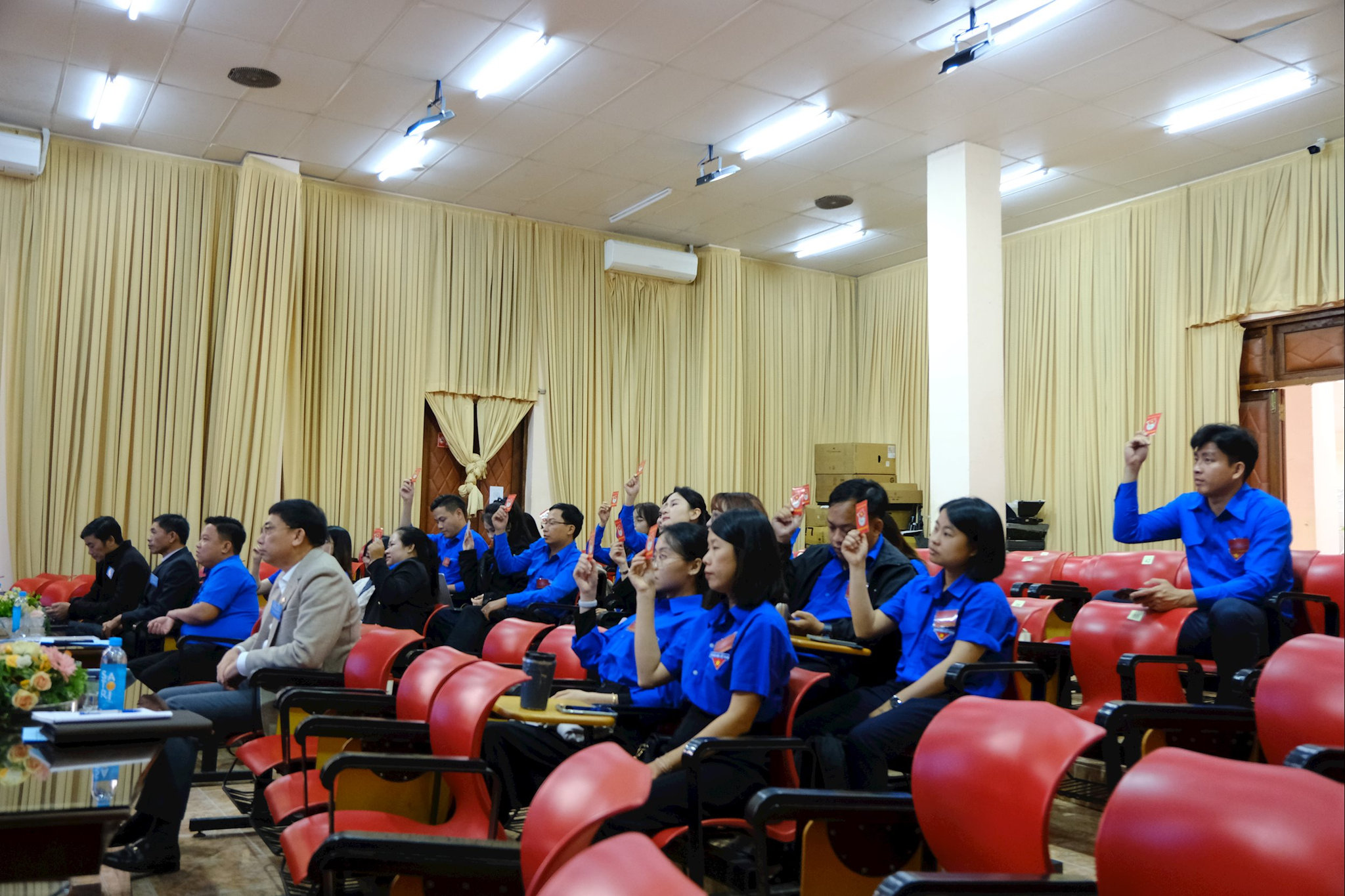 Các đại biểu thông qua Nghị quyết Dự thảo Văn kiện Đại hội