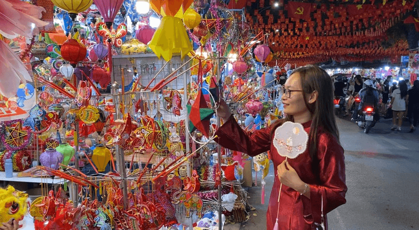 Người dân ngày càng chuộng đồ chơi Trung thu truyền thống. (Ảnh: Hoa Quế/Vietnam+)