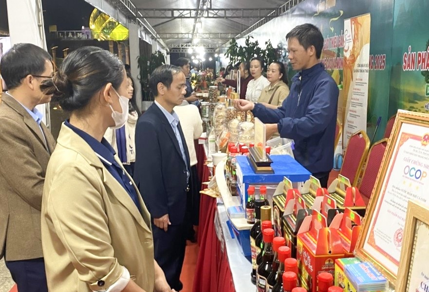 nghe-truyen-thong-che-bien-san-pham-hai-san-xep-hang-ocop-tai-vung-lam-dong-bien-xanh-1-(1).jpg