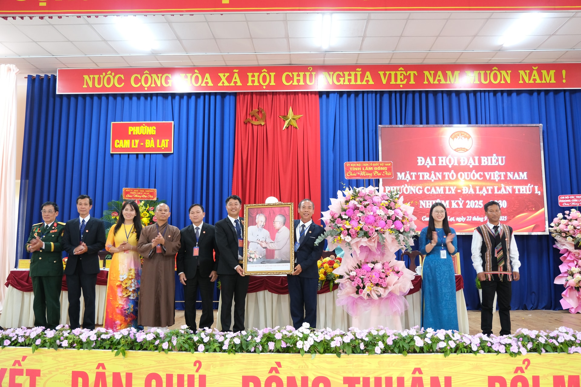 គណៈកម្មាធិការមជ្ឈិមរណសិរ្សមាតុភូមិវៀតណាមខេត្ត ជូនកម្រងផ្កាអបអរសាទរមហាសន្និបាត។