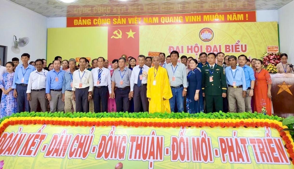 Výkonný výbor Vietnamské vlastivědné fronty se na kongresu štědře prezentuje (1).jpg