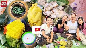 4 chị em ở Phú Thọ mang cả mâm cỗ đi xem diễu binh, dân mạng trầm trồ