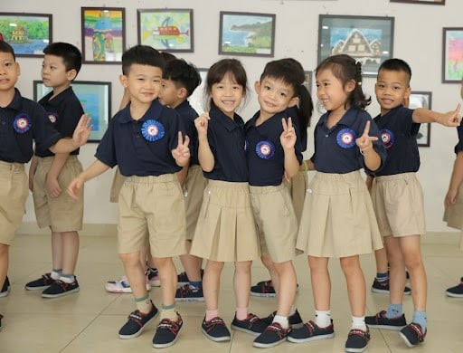 Hỗ trợ học phí và tìm trường cho con của chuyên gia nước ngoài làm việc tại cơ quan Việt Nam