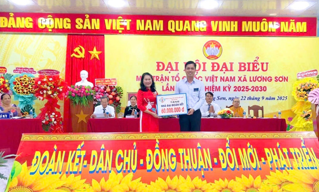 cong-ty-tnhh-mtv-xo-so-kien-thiet-binh-thuan-trao-tang-kinh-phi-ho-tro-xay-nha-dai-doan-ket(1).jpg