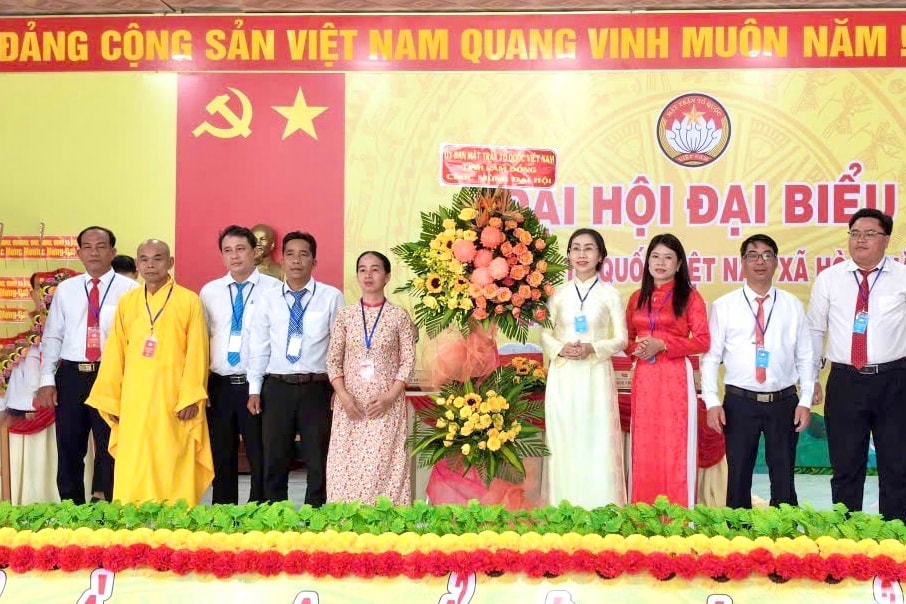 Výbor Vietnamské vlasti blahopřeje kongresu květinami (1).jpg