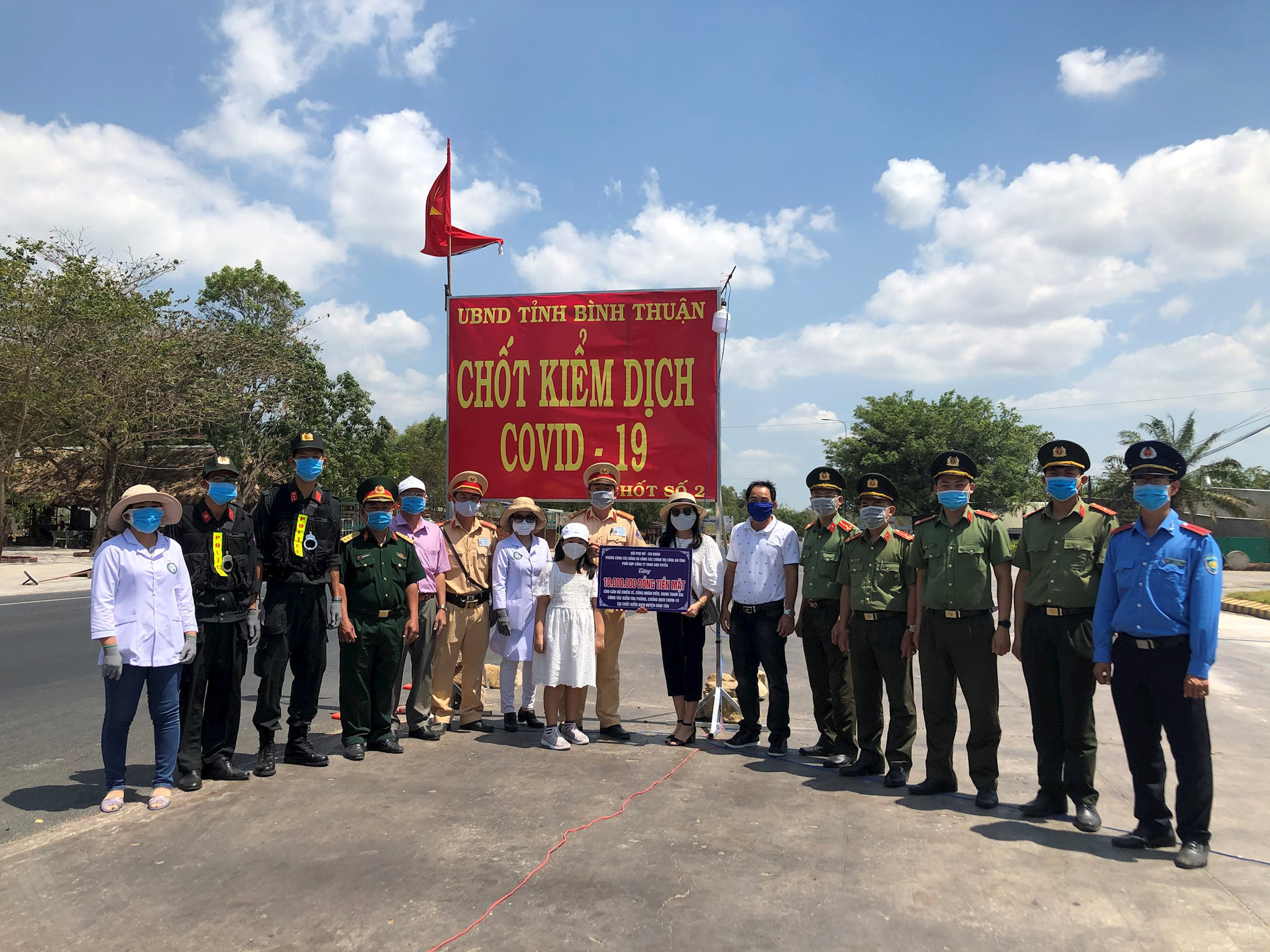Công an Bình Thuận tặng quà Chốt kiểm soát dịch bệnh Covid- 19 trên địa bàn tỉnh.