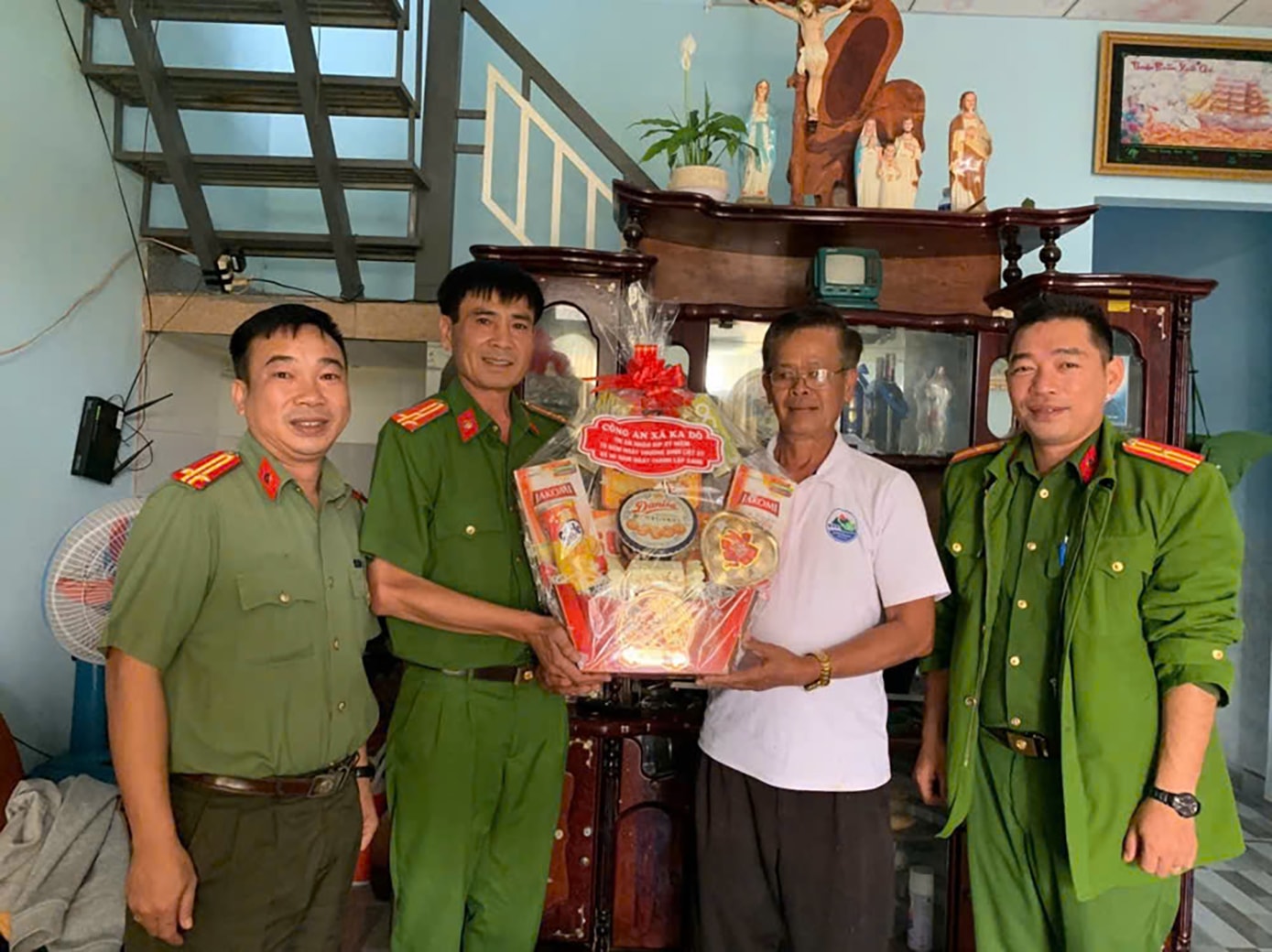 Đoàn công tác của Công an xã Ka Đô đến thăm hỏi và tặng quà cho các gia đình chính sách, thương binh, bệnh binh và thân nhân liệt sĩ 2