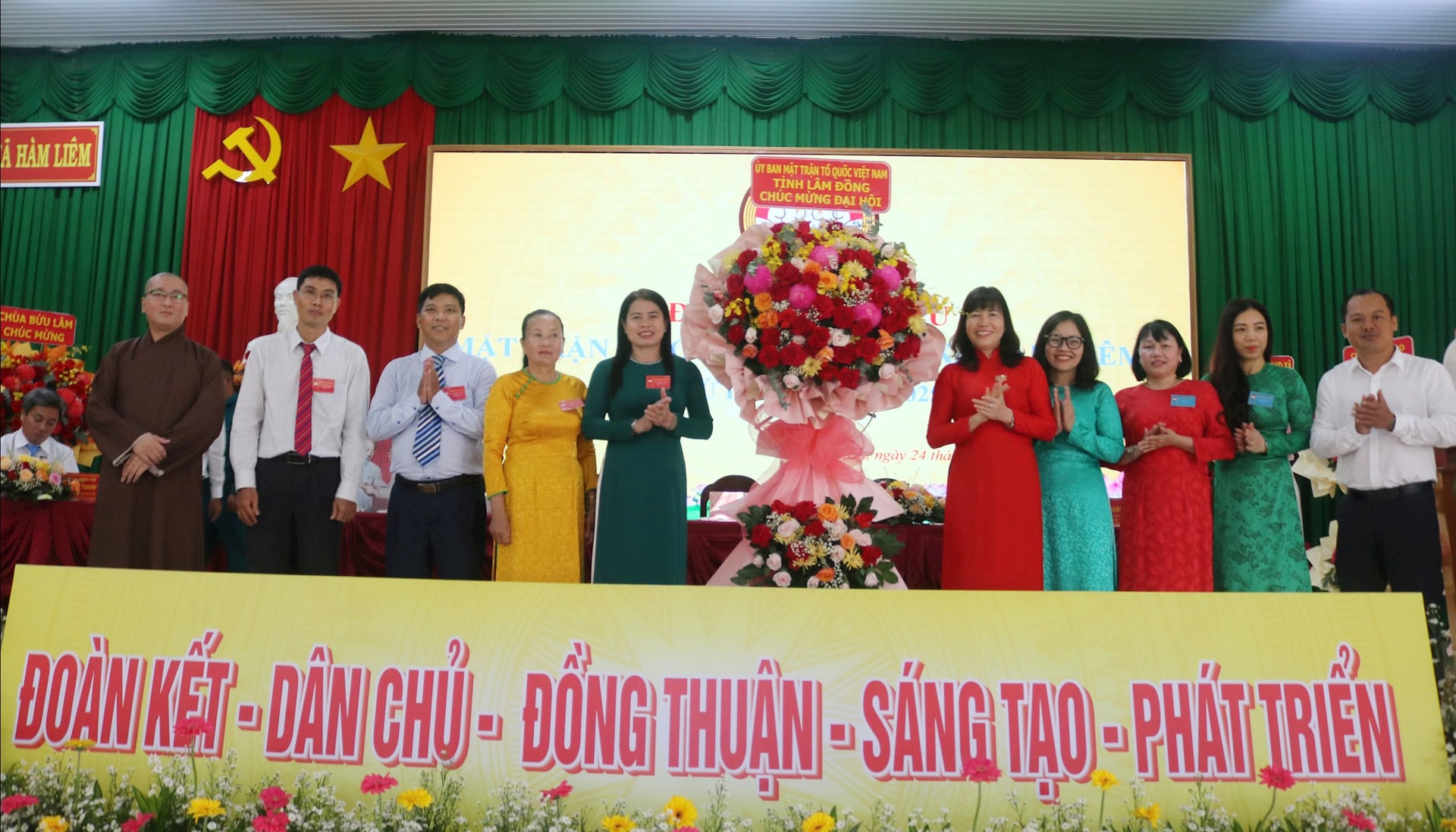 Đồng chí Hà Thị Hạnh - Phó Chủ tịch Ủy ban MTTQ Việt Nam tỉnh tặng Đại hội tặng hoa Đại hội.