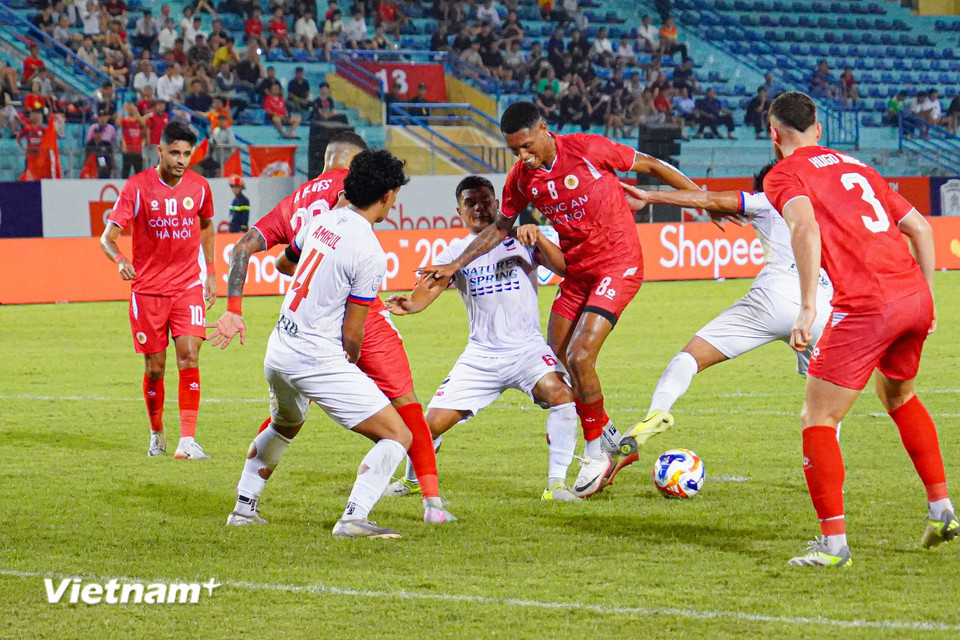 Các cầu thủ Công an Hà Nội luôn gặp khó trước sự áp sát của các hậu vệ Cebu FC. (Ảnh: Việt Anh/Vietnam+)