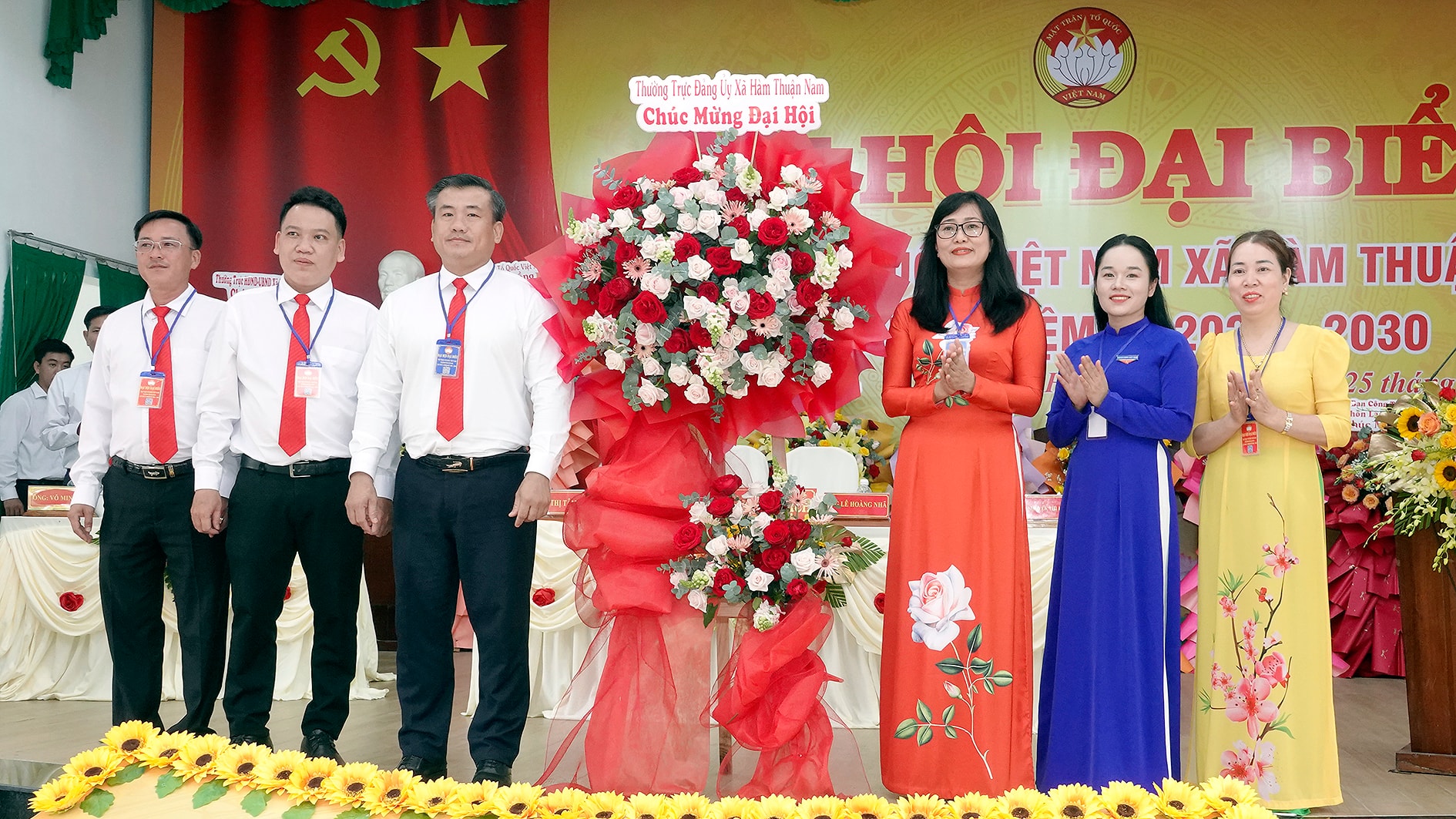 Bà Nguyễn Thị Minh Hoàng, Tỉnh ủy viên, Bí thư Đảng ủy xã Hàm Thuận Nam tặng lẵng hoa chúc mừng đại hội