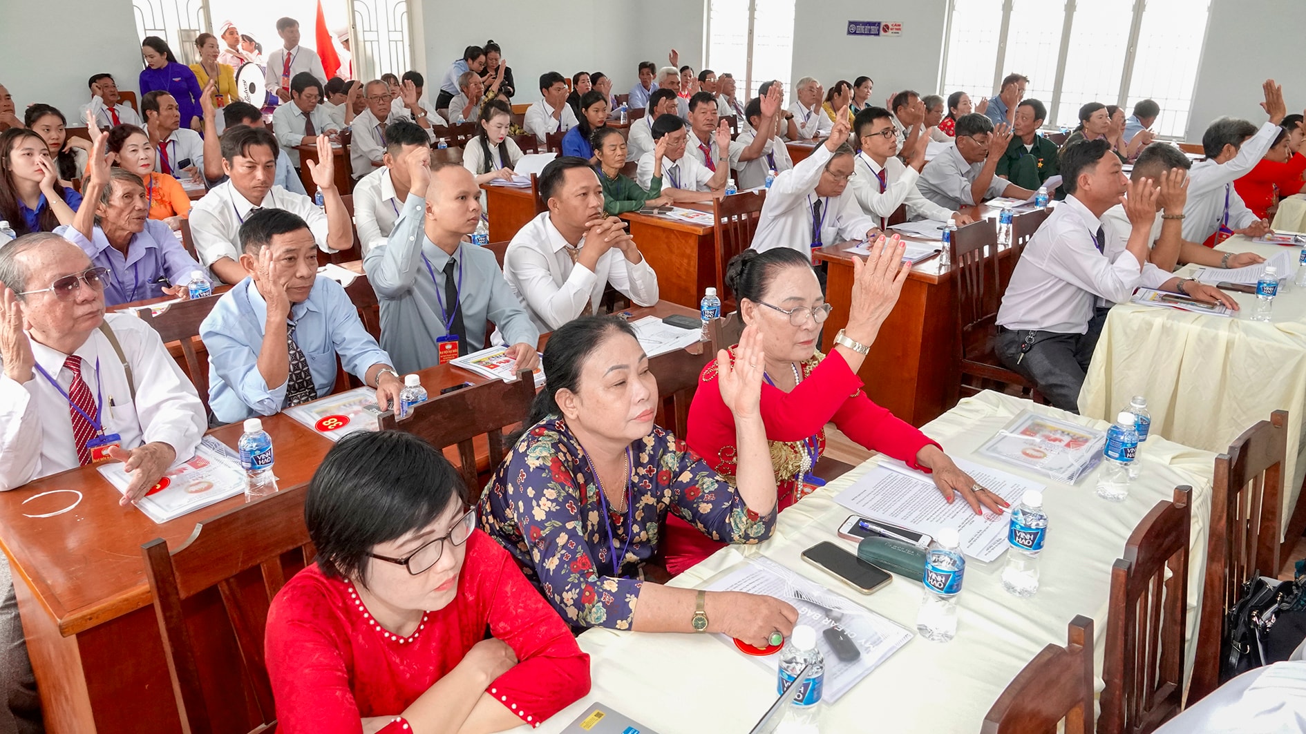 Biểu quyết thông qua một số nội dung đại hội 1