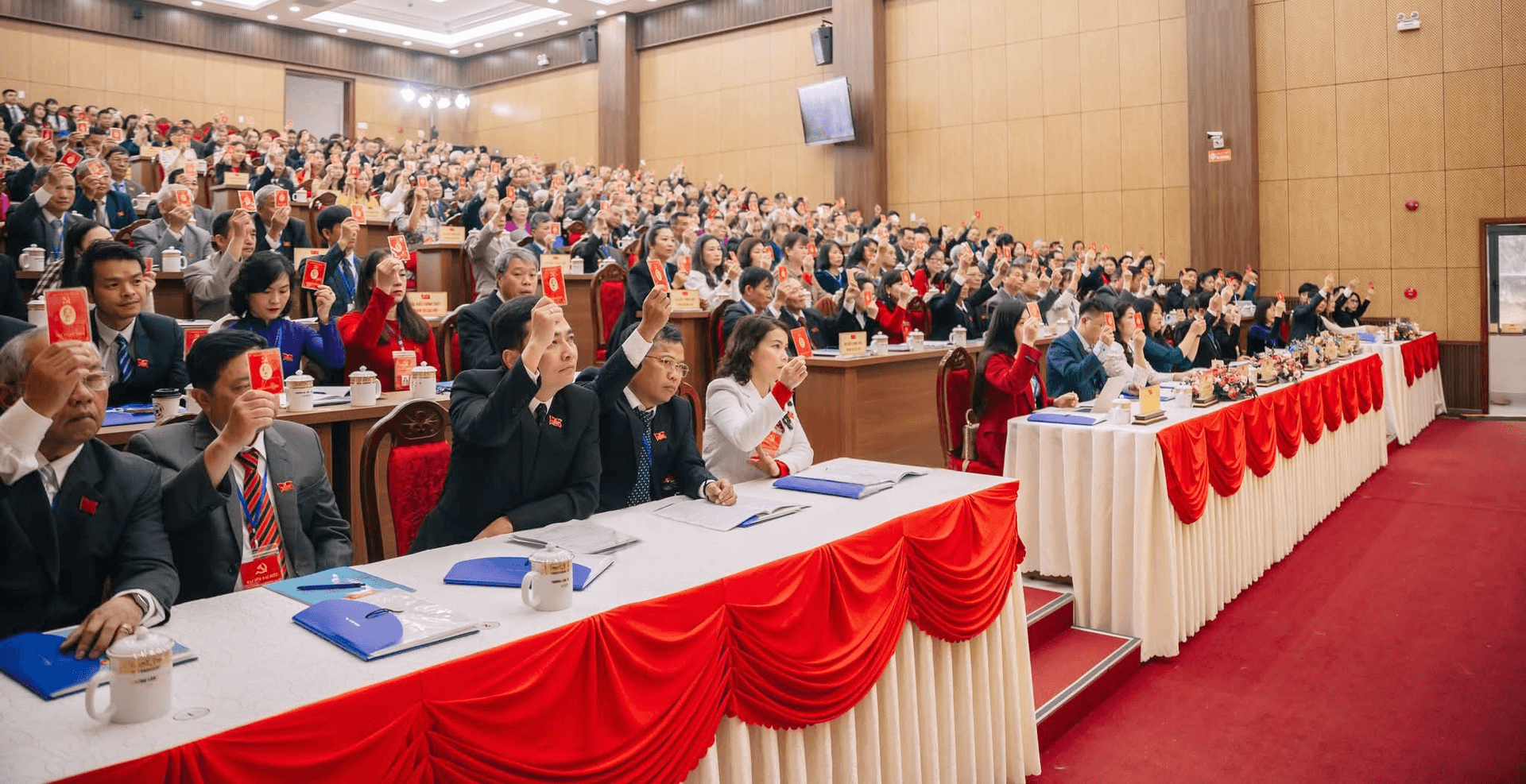 Các đại biểu biểu quyết tại đại hội Phường Lâm Viên – Đà Lạt