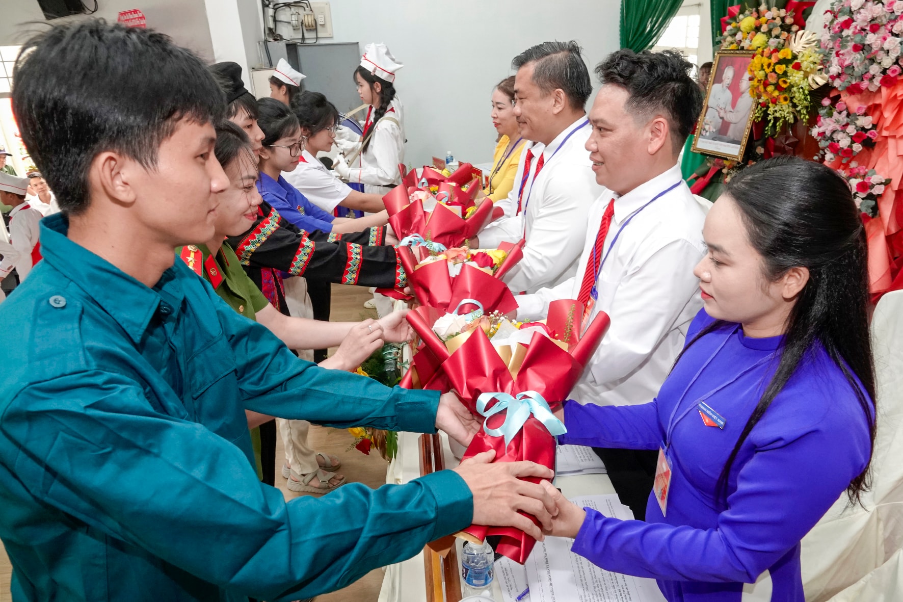 Các lực lượng nhân dân tặng hoa đoàn chủ tịch đại hội