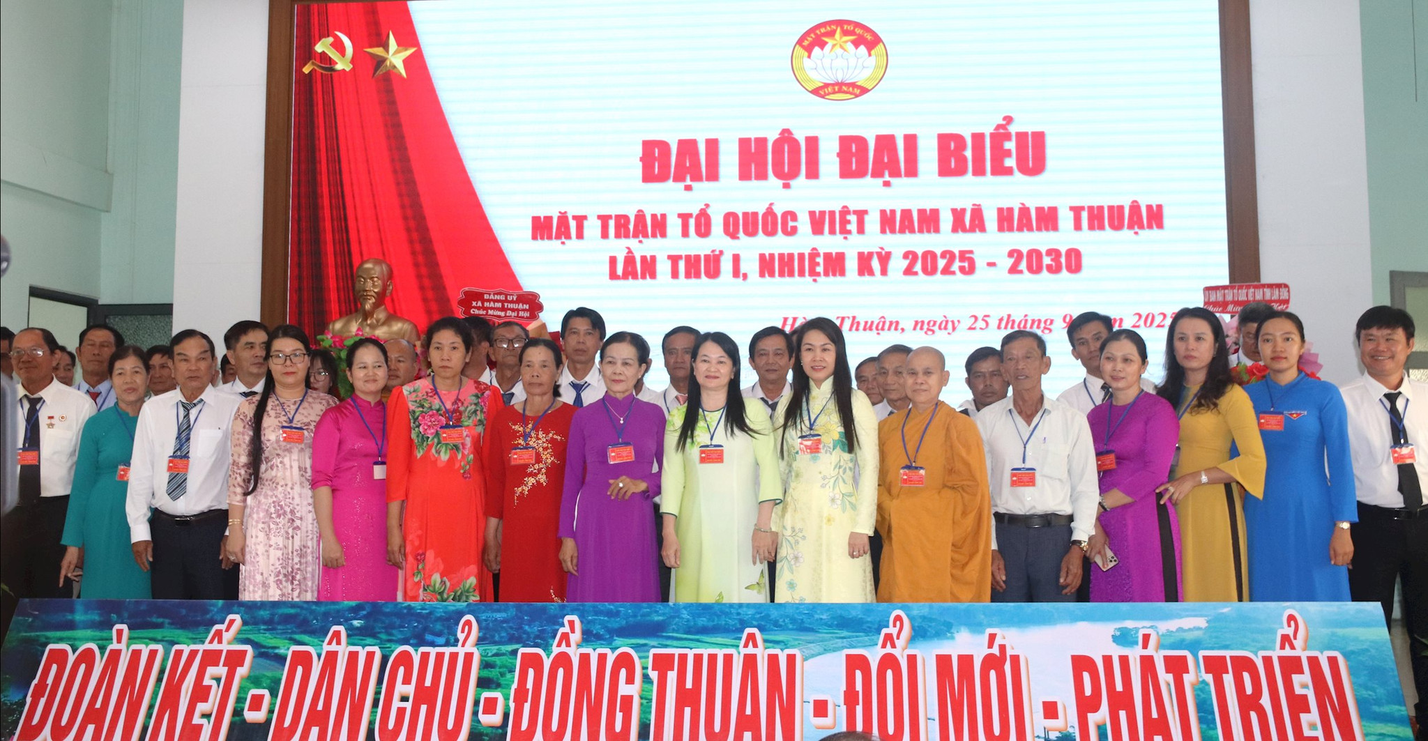 Các thành viên Ủy ban MTTQ Việt Nam xã Hàm Thuận nhiệm kỳ 2025 – 2030 ra mắt tại đại hội