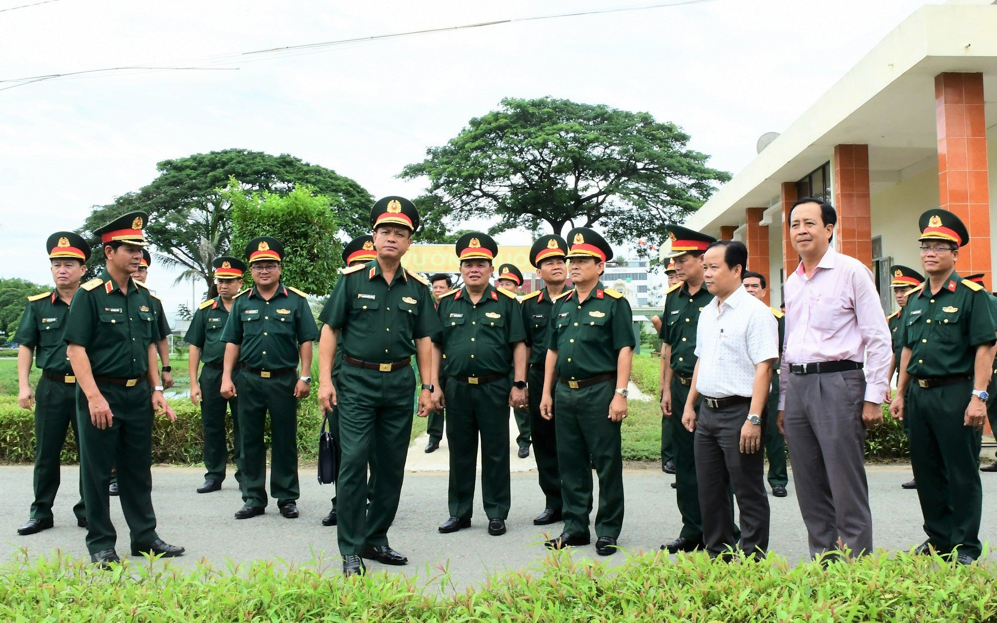Công văn 5855: Hướng dẫn mới về biên chế, chế độ lương, chính sách của Ban chỉ huy quân sự cấp xã