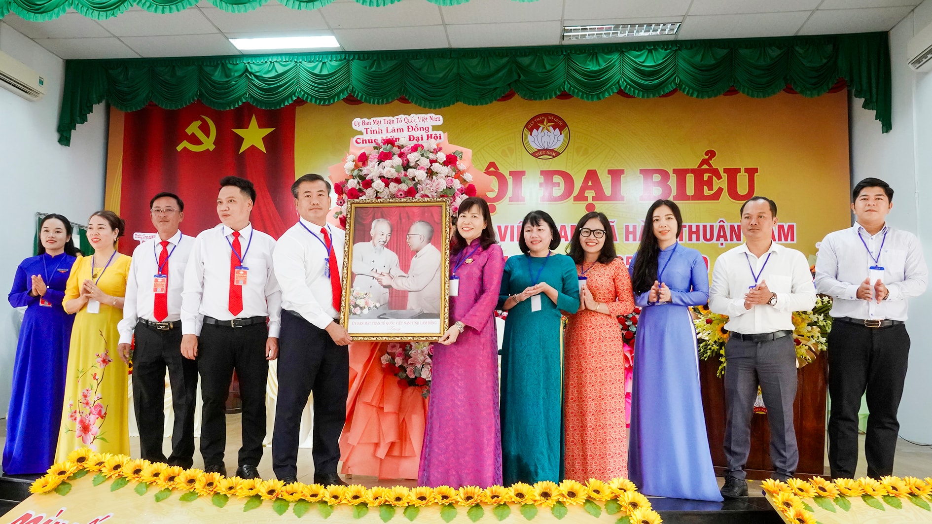 Đồng chí Hà Thị Hạnh Phó Chủ tịch UBMTTQVN tỉnh Tặng hoa và bức ảnh Bác Hồ - Bác Tôn chúc mừng đại hội