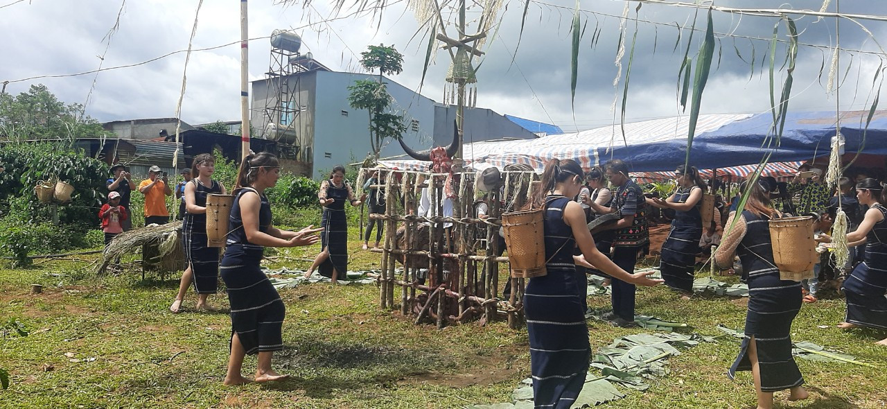 Nhảy múa bên cây nêu
