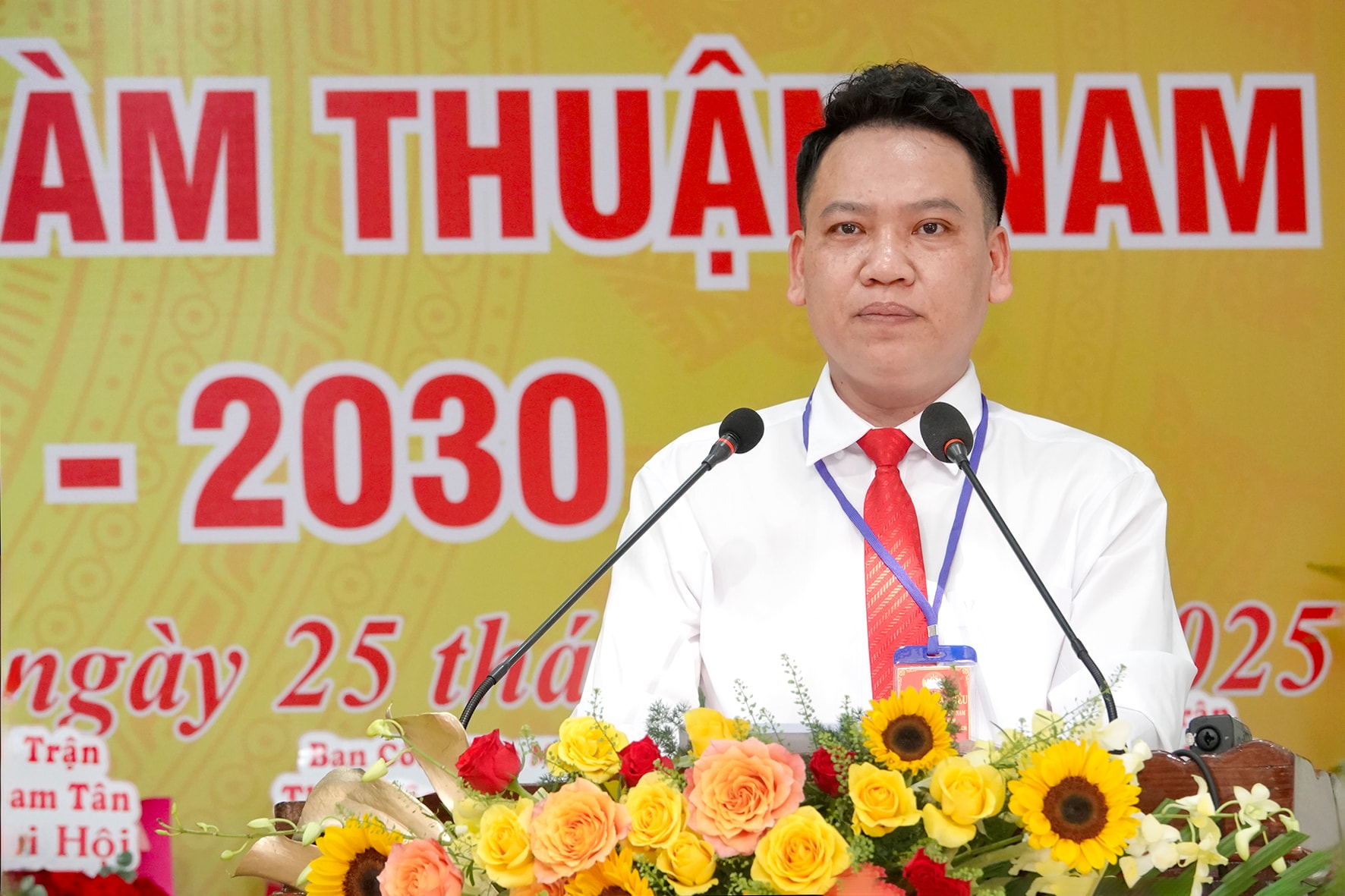 Ông Phạm Văn Hòa, Chủ tịch UBMTTQVN xã Hàm Thuận Nam phát biểu khai mạc đại hội