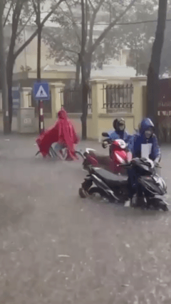 Hà Nội cảnh báo mưa lớn 250mm, người dân cần hạn chế ra đường 
