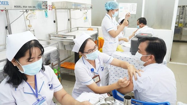 Đề xuất tiền lương và phụ cấp cho nhân viên y tế trong chính đột phá y tế và chăm sóc sức khỏe nhân dân từ 01/01/2026