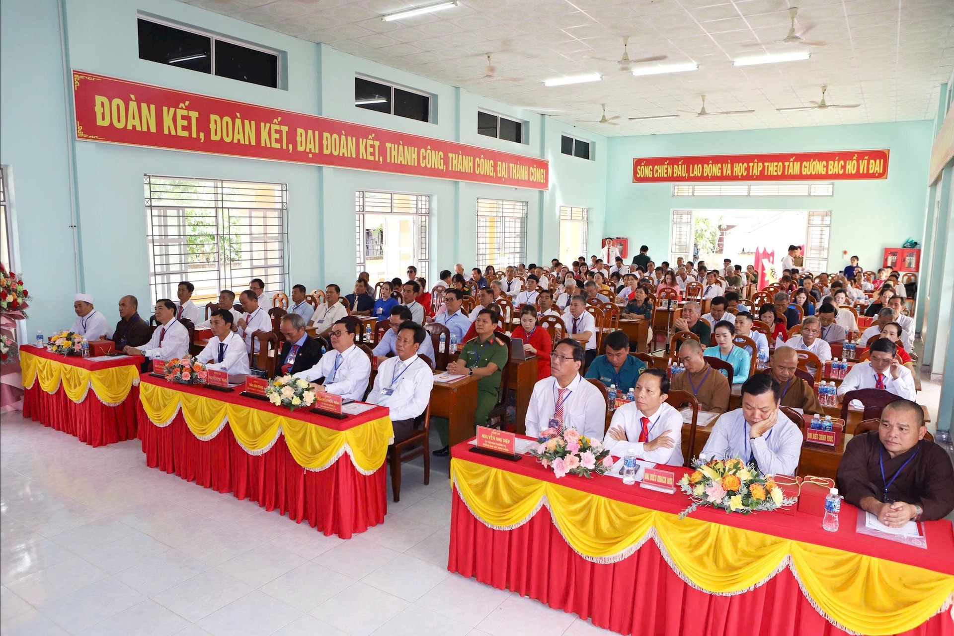 គណៈប្រតិភូដែលចូលរួមក្នុងសភា