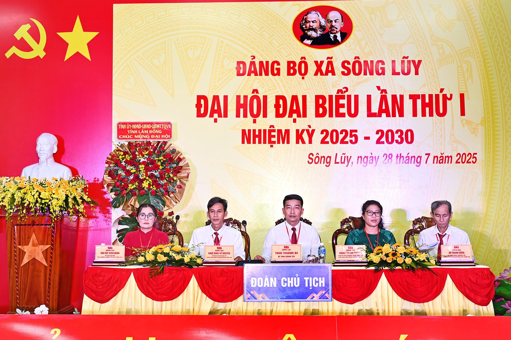 doan-chu-tich-dieu-hanh-dai-hoi.jpg
