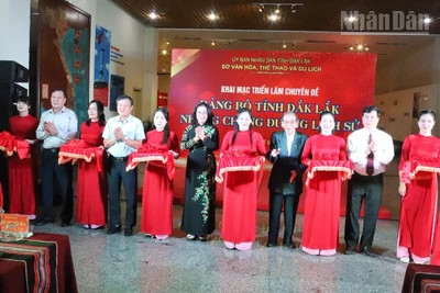 Các đại biểu cắt băng khai mạc triển lãm.