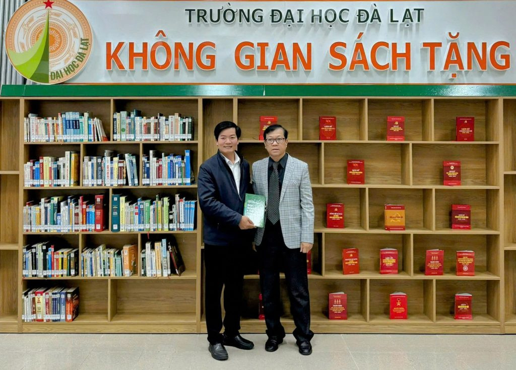 GS.TS. Dương Tấn Nhựt Phó Viện trưởng Viện Khoa học sự sống, Viện Hàn lâm Khoa học và Công nghệ Việt Nam (Người bên phải)