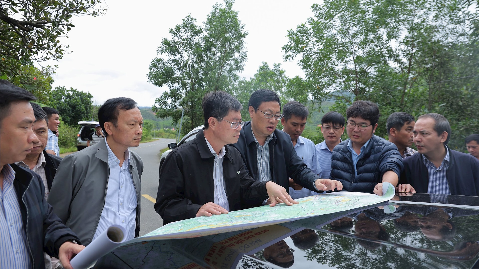 Phó Chủ tịch UBND tỉnh NGuyễn Hồng Hải và đoàn công tác khảo sát tuyến cao tốc đoạn qua xã Đạ Huoai 2.