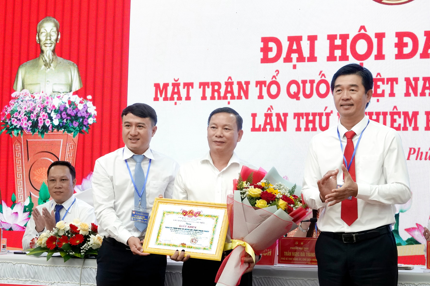 Lãnh đạo phường tặng giấy khen cho nhà tài trợ các hộ nghèo của phường