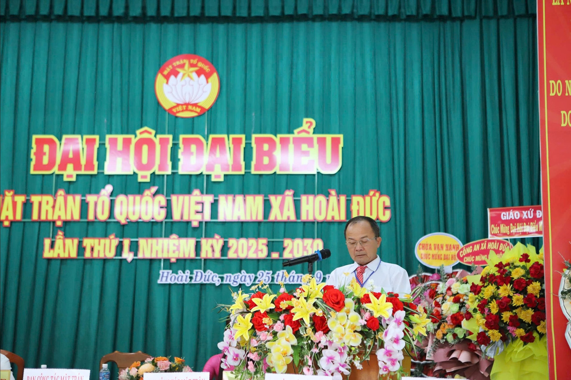 លោក Truong Van Hoa ប្រធានគណៈកម្មាធិការរណសិរ្សមាតុភូមិវៀតណាមឃុំ Hoai Duc អញ្ជើញថ្លែងសុន្ទរកថាបើកសន្និបាត។